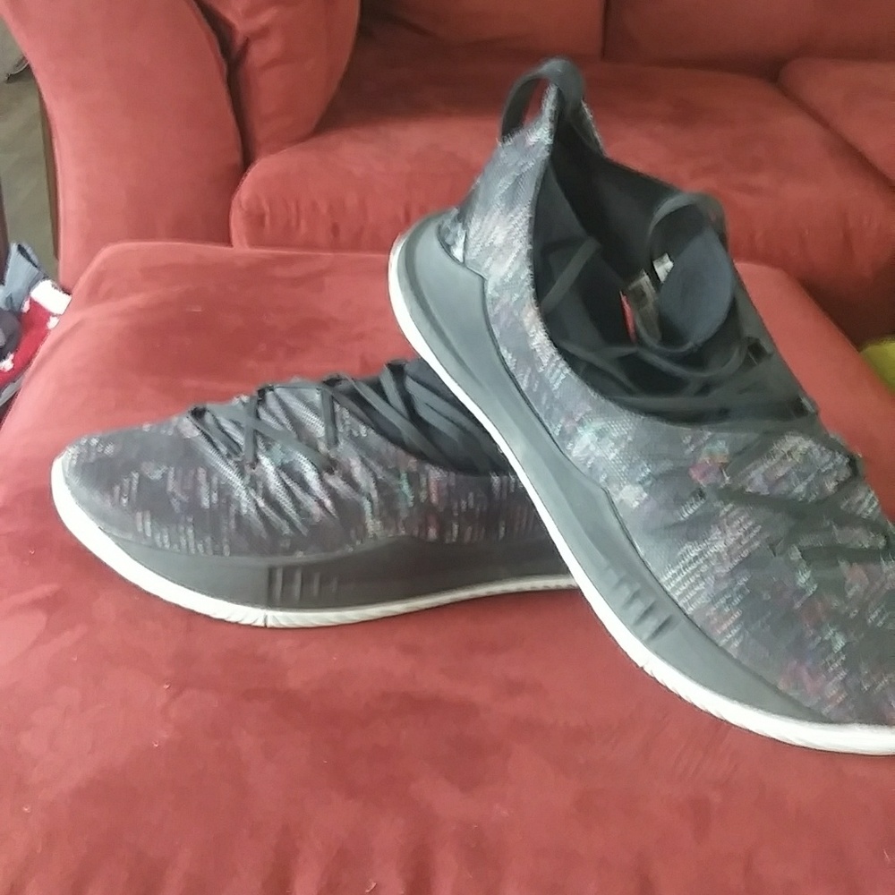 Basketball shoes